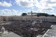 Piazza San Pietro affollata per l'Angelus domenicale